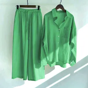 Dettaglio della trama del set camicia in cotone e lino verde e pantaloni a gamba larga