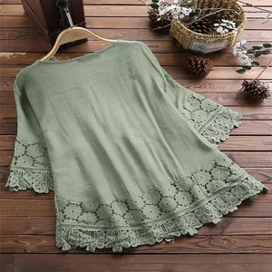 Gedetailleerd achteraanzicht van een groene katoenen linnen blouse met wit kant