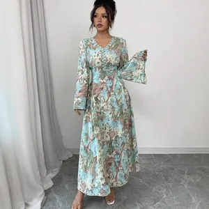 Elegantes Maxikleid mit Blumendruck, langen Glockenärmeln und einer schmalen Passform