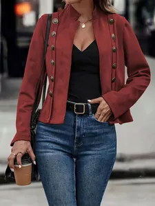 Gros plan sur une veste en daim rouge avec boutons métalliques de style rétro