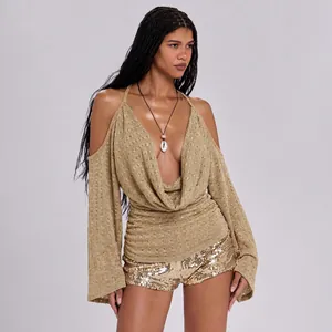 Sexy goudkleurige top met vleermuismouwen, diepe V-hals en een elegant off-shoulder ontwerp