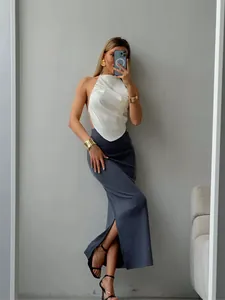 Élégant top dos nu en satin blanc avec une jupe longue grise côtelée pour femmes