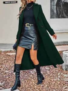 Dettaglio del cappotto di lana doppiopetto verde scuro con un elegante look autunnale.