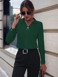 Vista detallada de blusa verde oscuro de manga larga estilo minimalista para oficina