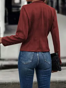 Vue arrière d'une veste en daim bordeaux vintage avec boutons métalliques aux manches