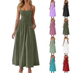 Langes gesmoktes Maxikleid mit Spaghetti-Trägern und Taschen in verschiedenen Farben