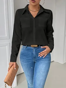 Primer plano de una elegante camisa negra de manga larga con bolsillos en el pecho