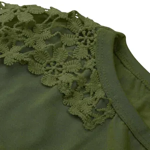 Détail rapproché d'un haut pour femme vert armée avec encolure en dentelle crochetée
