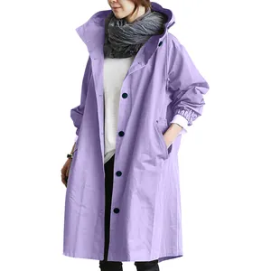 Detailansicht eines lässigen, mittellangen, lavendelfarbenen Damen-Windbreakers mit Kapuze.