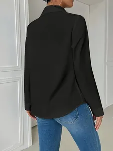 Vista posterior detallada de una elegante camisa negra de manga larga con cuello clásico
