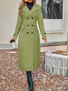 Vista dettagliata di un elegante cappotto lungo in lana verde a doppiopetto per l'autunno.