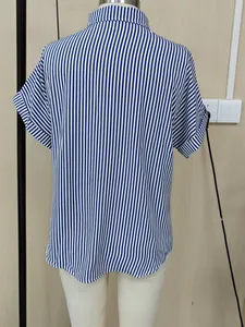 Vista trasera de una blusa de manga corta a rayas azules y blancas para mujer