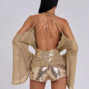 Achteraanzicht van sexy gouden rugloze top met vleermuismouwen en vlinder lovertjes.