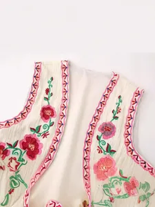 Chaleco corto bordado de estilo bohemio con coloridos motivos florales sobre tela blanca