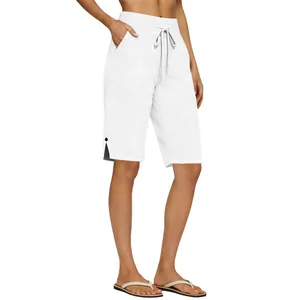 Détail d'un short femme blanc en coton et lin avec taille à cordon et fente latérale