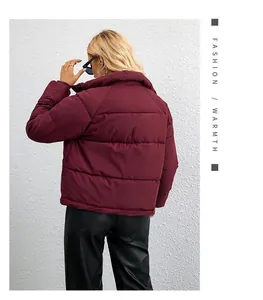 Chaqueta acolchada corta color granate para mujer con un cálido cuello alto.