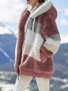 Dettaglio laterale di una giacca in peluche multicolore con cappuccio in eco-pelliccia