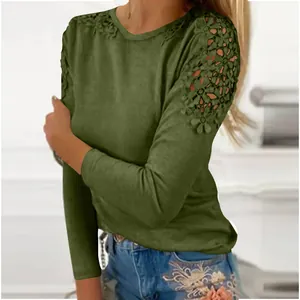 Détail du haut en tricot vert ajusté avec un design élégant en dentelle ajourée.