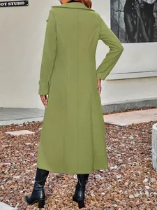 Vista posteriore di un elegante cappotto lungo in lana verde oliva per l'autunno.