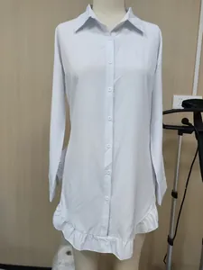 Vue détaillée d'un chemisier blanc grande taille avec ourlet à volants.