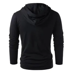 Vista posteriore di una maglia nera con cappuccio da uomo che mostra il cappuccio