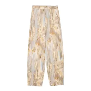 Vue détaillée de l'imprimé marbré et de la texture satinée de ce pantalon droit.