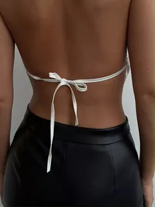 Détail du dos d'un haut licou blanc avec fermeture à ruban délicat