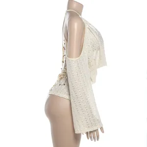 Zijaanzicht sexy gebreide top met open rug, vleermuismouwen en gouden kettingdetails