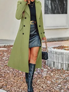 Elegante cappotto di lana verde oliva doppiopetto indossato da una modella all'aperto