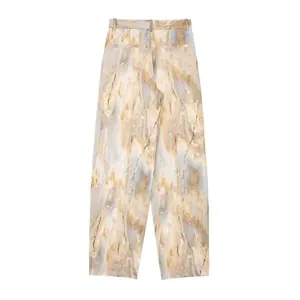 Vue arrière détaillée d'un pantalon droit en satin de soie avec imprimé marbré tie-dye