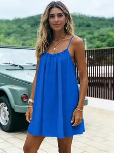 Robe courte à brepelles dos nu bleu vif pour les vacances d'été à la plage, chic.