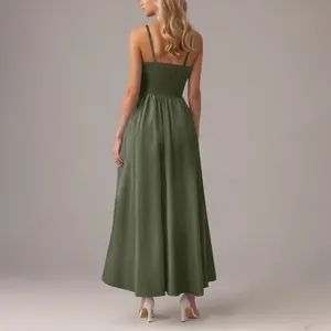 Rückenansicht des eleganten olivgrünen Maxikleides mit verstellbaren Trägern und Smoke-Mieder.