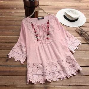Roze katoen-linnen blouse met V-hals, bloemig borduurwerk en kanten afwerking.