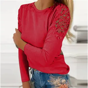 Vue détaillée du haut rouge cintré avec un design en dentelle ajourée sur l'épaule.