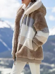 Giacca con cappuccio in peluche oversize color-block da donna in scenario invernale