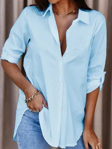 Dettaglio di una camicia oversize celeste in stile minimalista per donne