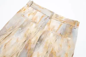 Détail du pantalon imprimé tie-dye avec texture en satin de soie et poches arrière
