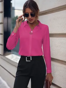 Elegante blusa magenta de manga larga para mujer con estilo casual de negocios.