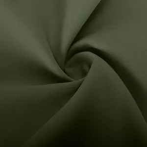 Nahaufnahme der olivgrünen Stoffstruktur mit einem eleganten Wirbelfalten-Detail