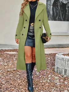 Dettaglio della trama del cappotto di lana verde doppiopetto