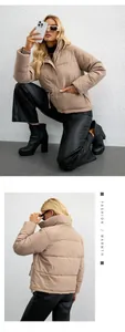 Vistas detalladas de una elegante chaqueta acolchada corta de color caqui para mujer.