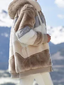 Vista laterale di una giacca di peluche multicolore con cappuccio in finta pelliccia
