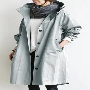Detailaufnahme eines lässigen, mittellangen Kapuzen-Windbreakers in Hellgrau