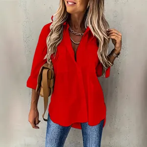 Detail van een felrood oversized shirt met lange mouwen met twee borstzakken en een kraag