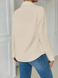 Vista trasera detallada de una elegante camisa color albaricoque con bajo redondeado