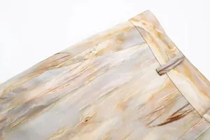 Gros plan détaillé sur la ceinture et la texture d'un pantalon en satin de soie imprimé