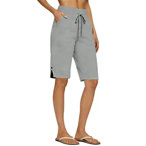 Vue détaillée d'un short femme gris en coton et lin avec poches et fente à l'ourlet