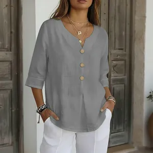 Camicetta casual in lino grigio con scollo a V, bottoni e maniche medie su modella