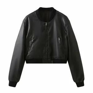 Vista frontale di un elegante bomber corto in finta pelle nera per donne
