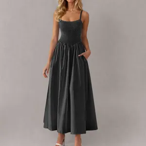 Elegantes schwarzes Maxikleid mit Smokbund verstellbaren Trägern und praktischen Taschen